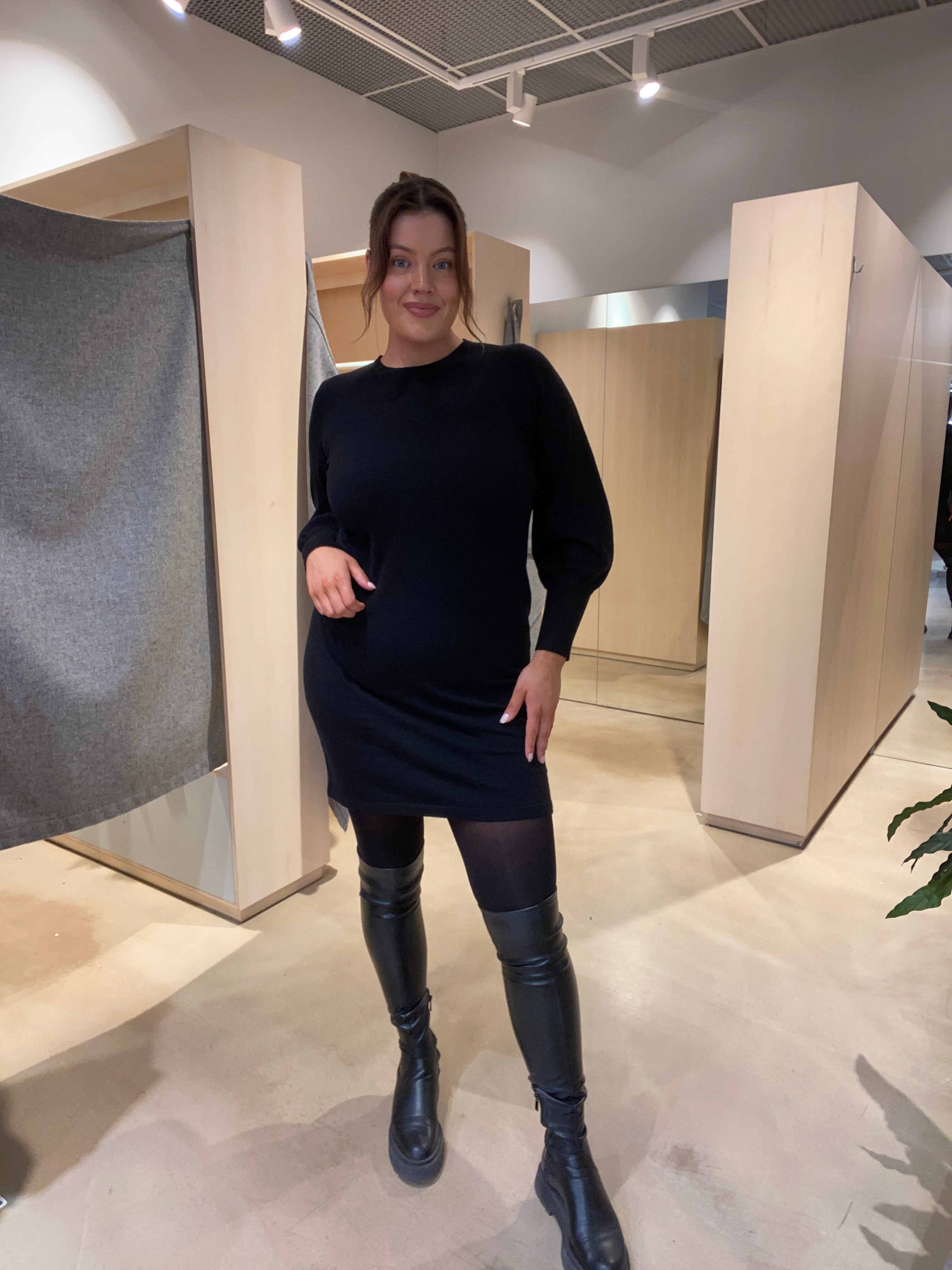 VIKERRY Midi Dress - Black Beauty